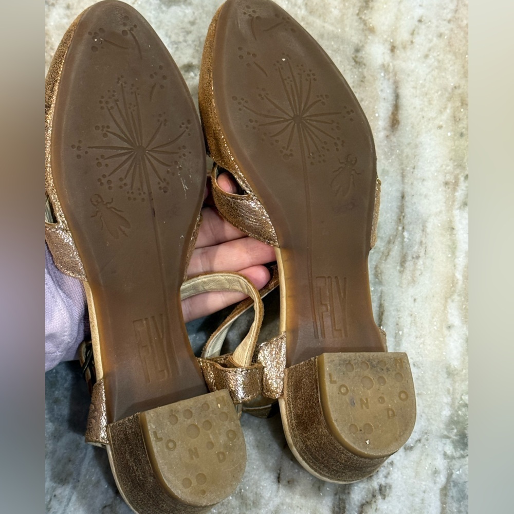 Women’s FLY LONDON Rose gold metallic T-strap low heel closed toe sandal Size 36 - Picture 8 of 8